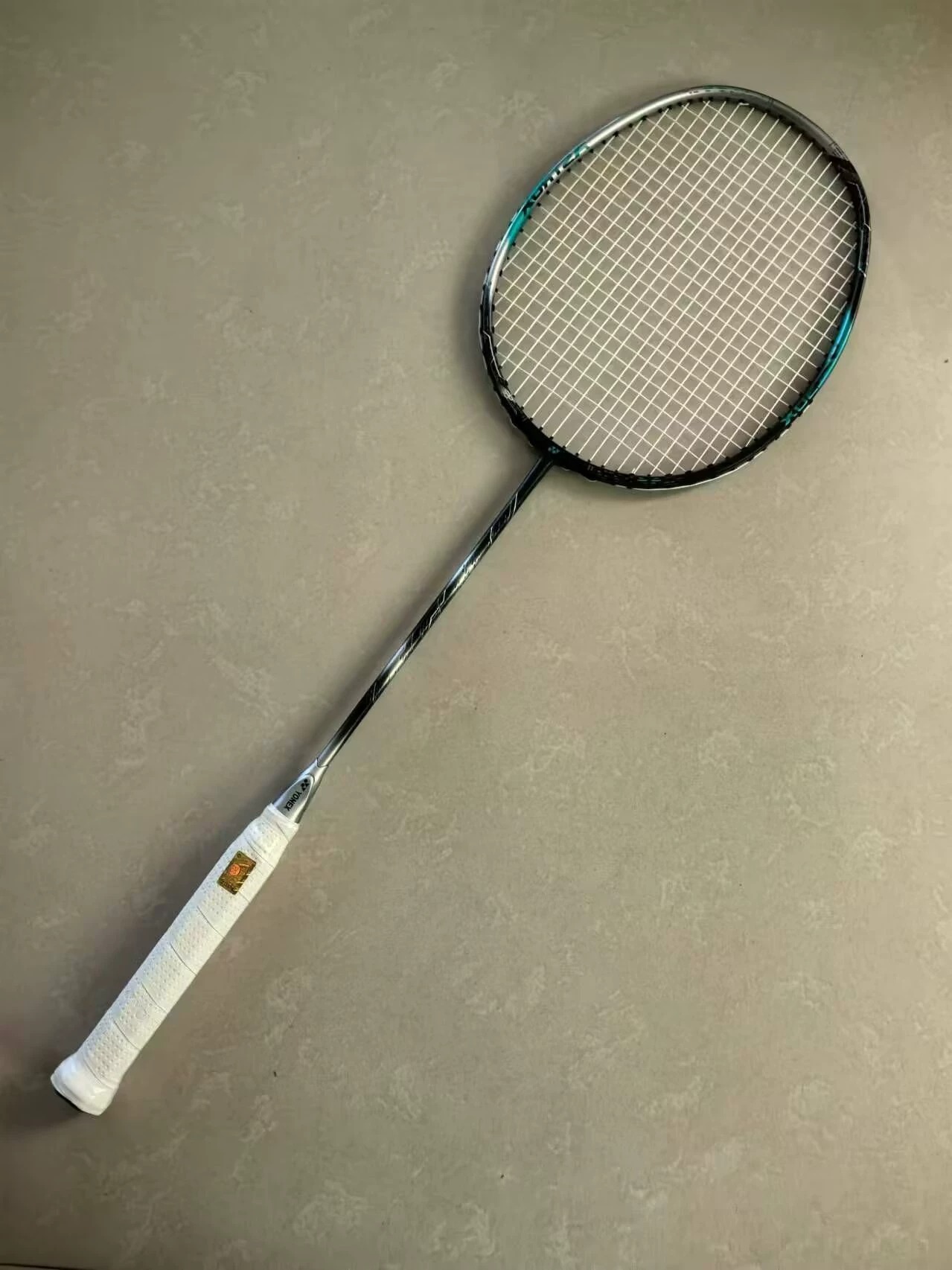 全新精定尤尼克斯天斧88d新色羽毛球拍单拍高定全碳素超轻4U碳纤维进攻型耐用型羽毛球 （质保28高磅） 拍框材质全新高钢碳素纤维，拍杆材质高弹碳素纤维。轻盈、弹
